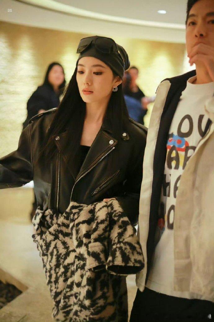 刘浩存穿皮衣的杀伤力 她的皮衣造型恰似夜空中最亮的星，硬朗与灵动并存，冷帽下的眼