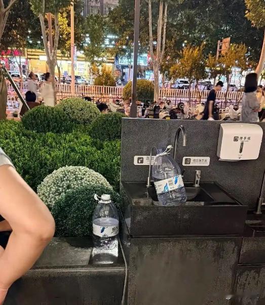 胖东来好心装了免费直饮水，结果被人拎大桶薅了羊毛。

新乡门店广场装的直饮水，本