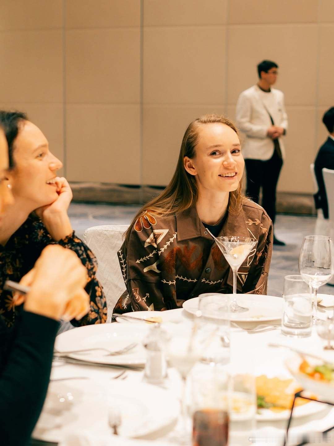 莱巴金娜的哈国文化色彩的装扮哈国文化节莱巴金娜的特色装扮；第一张似乎衣服不太合身