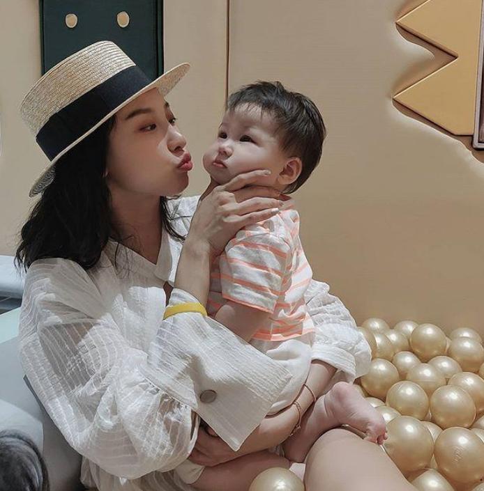 何猷启前妻是个时尚辣妈，她女儿养得真好，肉乎乎的很可爱。