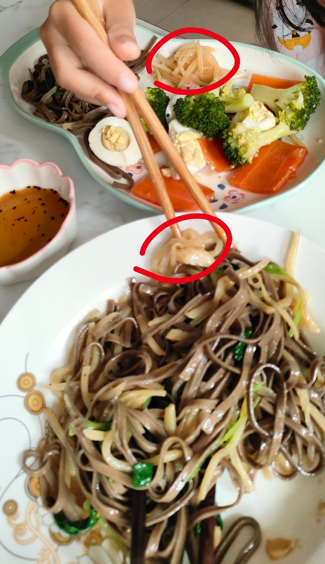 挑食的孩子[无聊]还喜欢玩食物，时不时地给它们组个队形~ ​​​