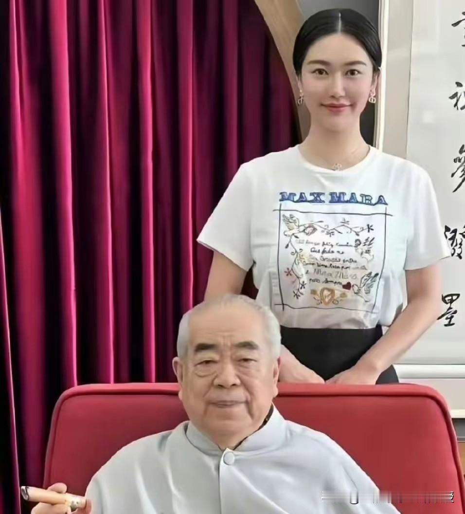 87岁的范曾也赶上了领每年3600元的生育补贴!南开大学终身教授范曾87岁，喜得