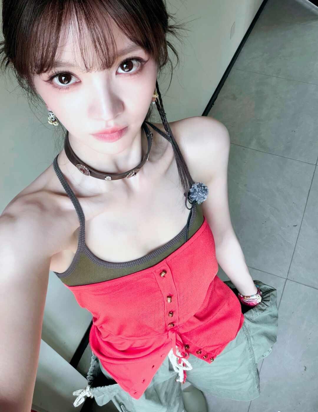 帅气插兜的姐姐