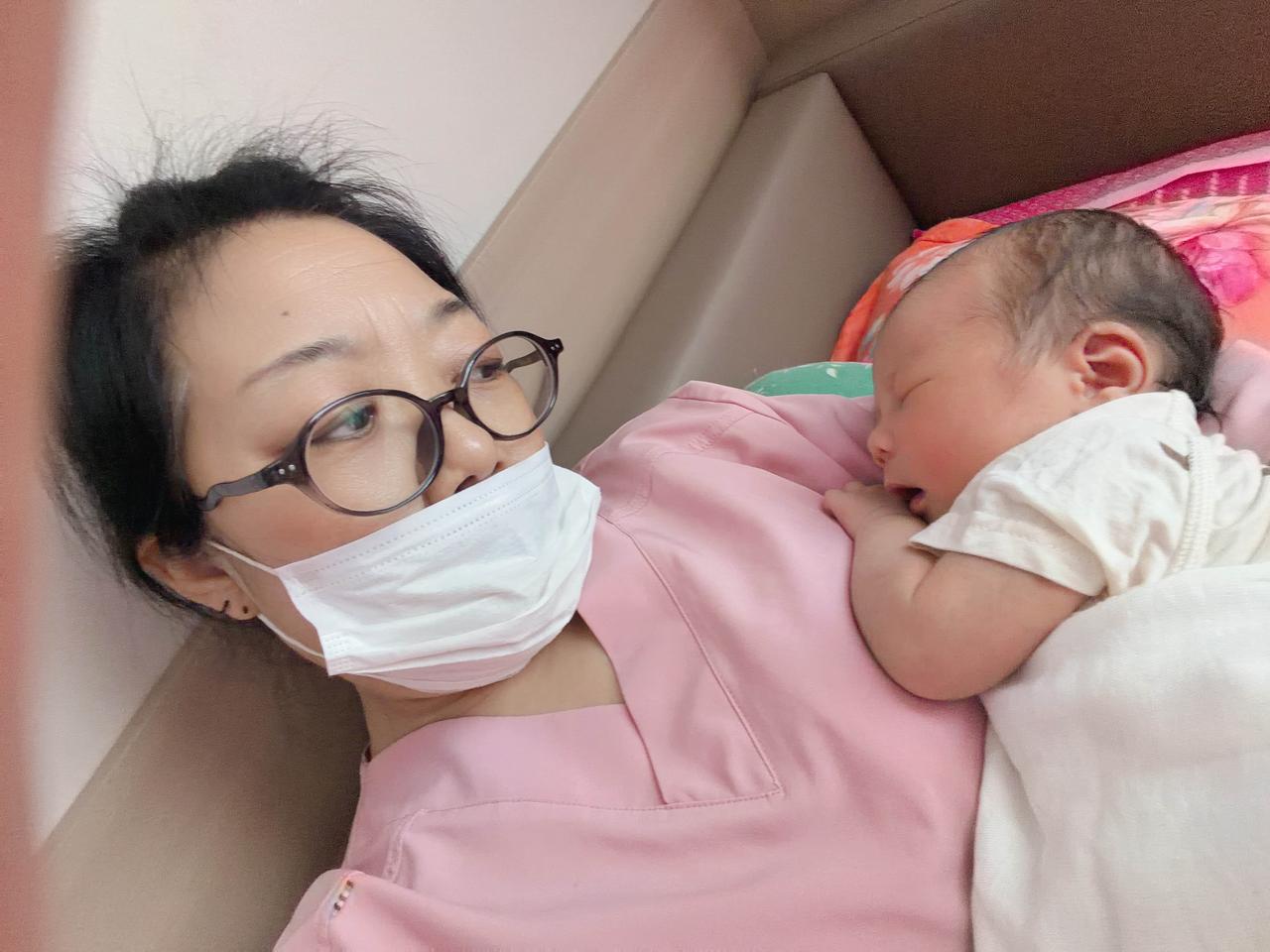 刚出生第三天的宝宝。
很多人特别是老一辈家长说，宝宝不要老抱他，怕他学坏了，越大