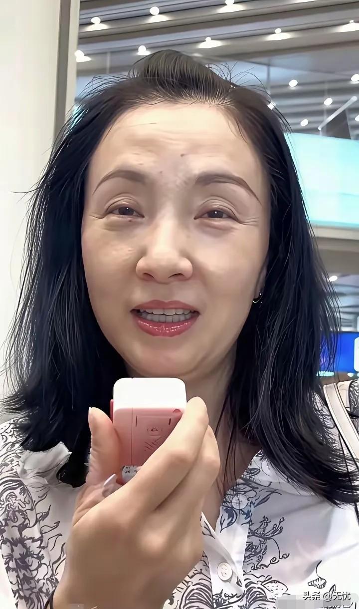 原生镜头下的陶虹很真实！
 
没有美颜滤镜，原相机直出，皱纹、法令纹全都清清楚楚