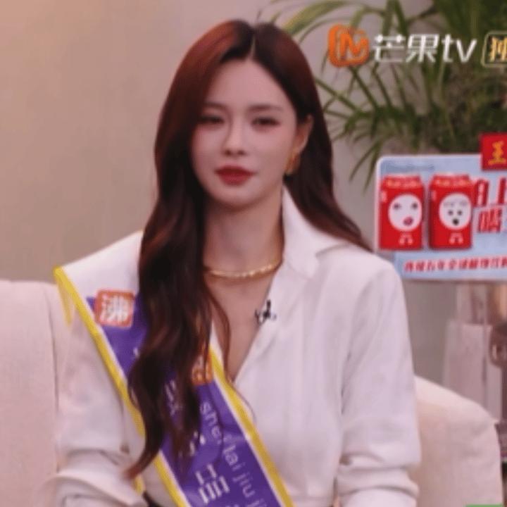 沈梦辰念热搜像是在渡劫嘿！沈梦辰念热搜那架势，她念得大胆，我听得直冒汗，网友说像
