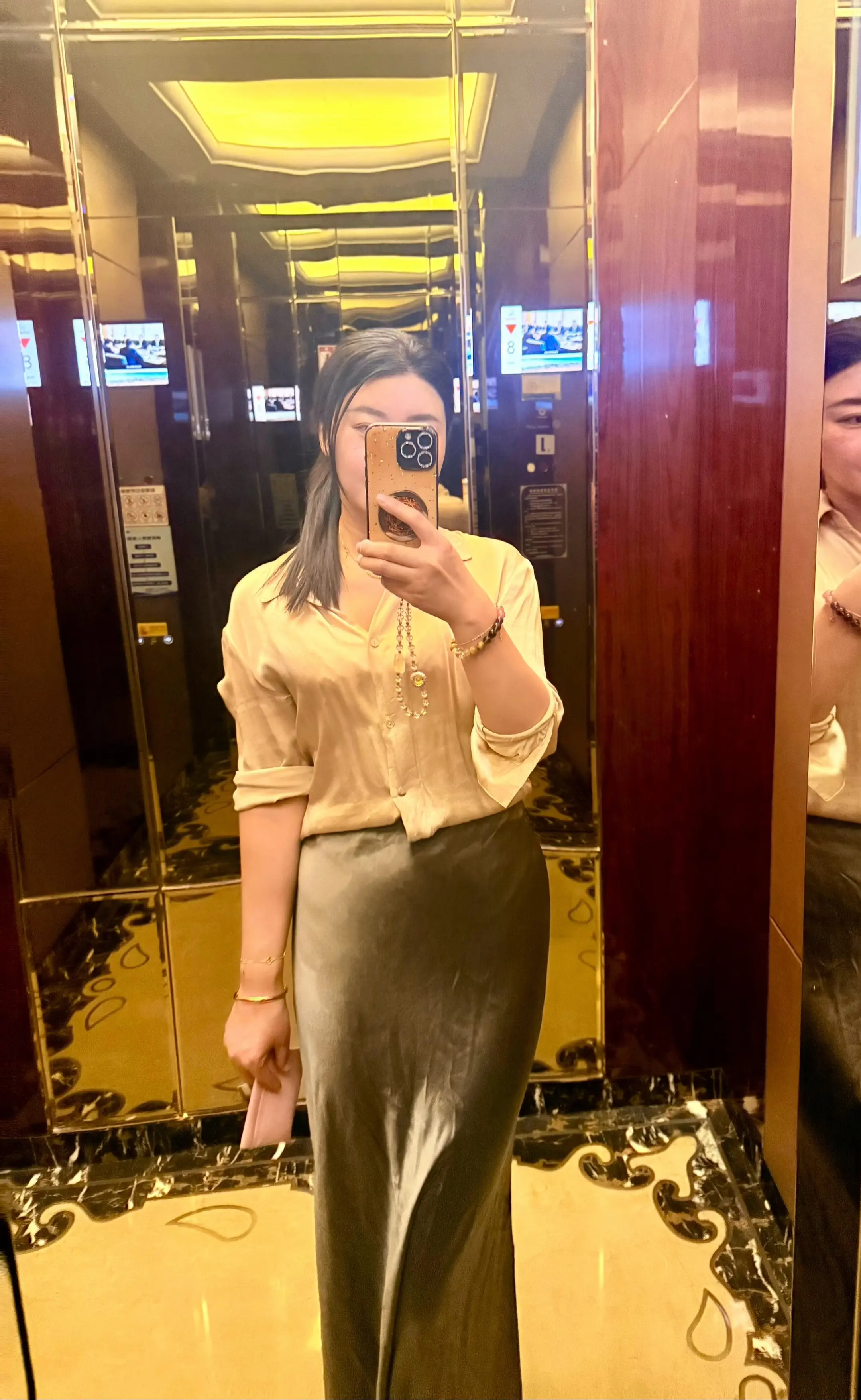 一定要努力，这个世界讲实力 讲关系 讲利益 就是不讲道理