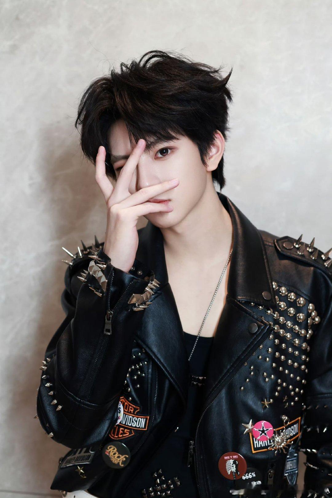 穆祉丞今日份九宫格营业穆祉丞小年夜九宫格营业