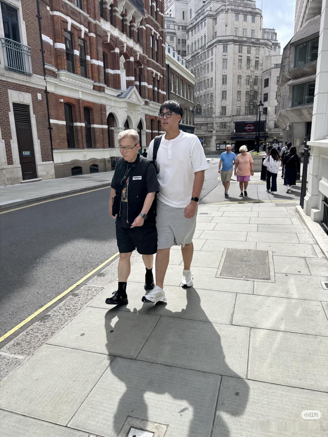 网友偶遇李嘉欣和许晋亨的儿子许建彤，这消息一出来就炸锅了。15岁的他身材高大，还