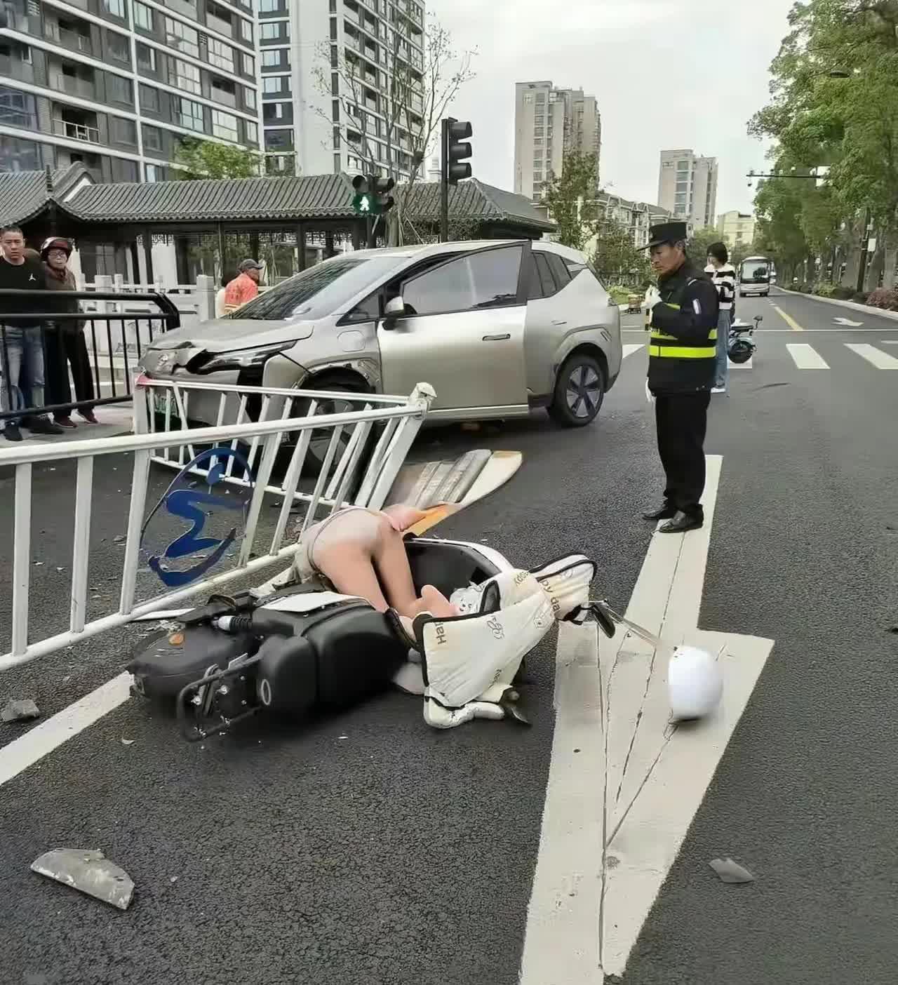 28岁的美女参加了一个相亲活动，却没想到事情的发展会变得如此意外。在交流过程中，