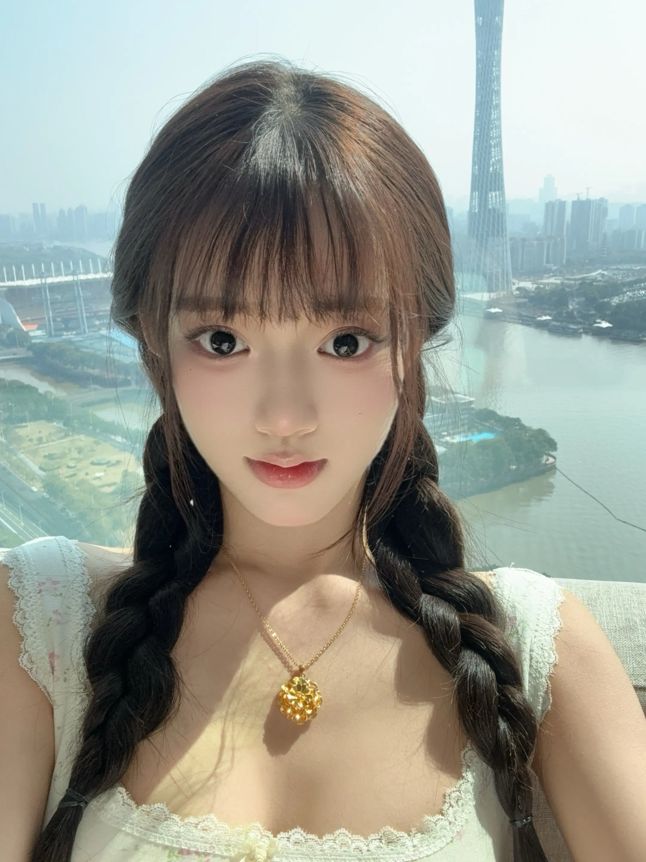 她像个小孩一样爱表演 于是我便成为她的捧场王