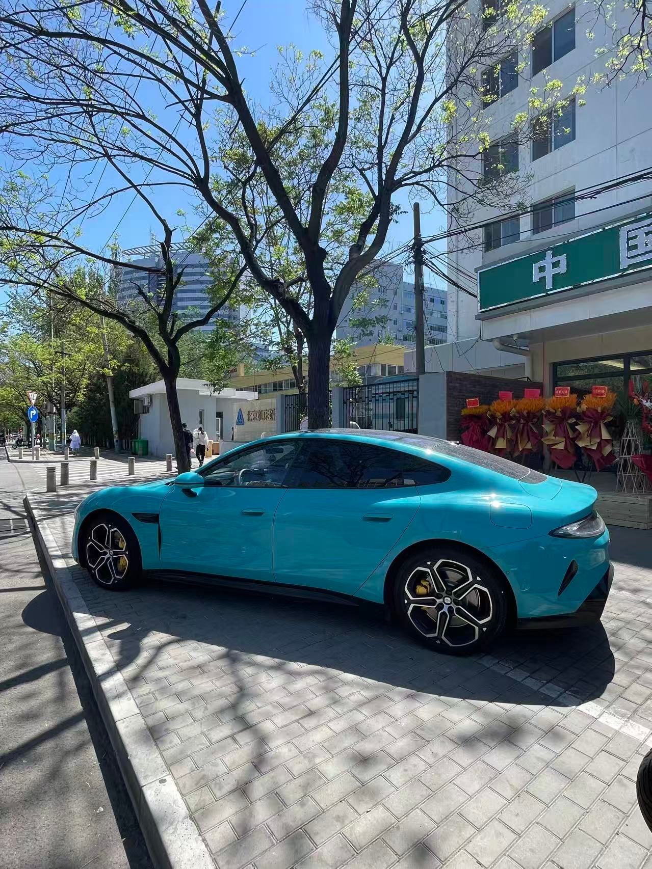 据彭博社报道，2025年全球电动汽车的普及，已帮助全球每天少消耗石油230万桶，