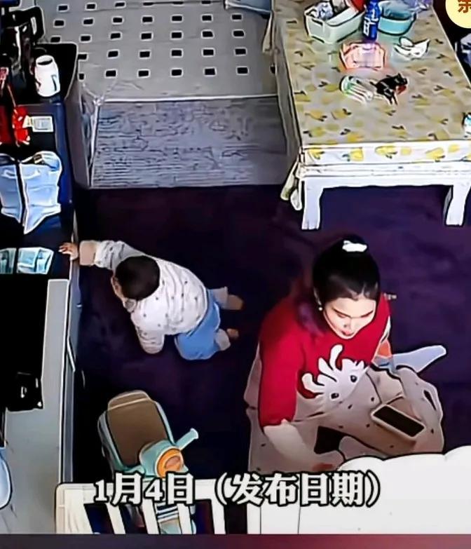 宝宝在地上爬行，妈妈在旁边，可能是工作，宝宝一把抓到了茶杯，
一杯烫水倒了下来，