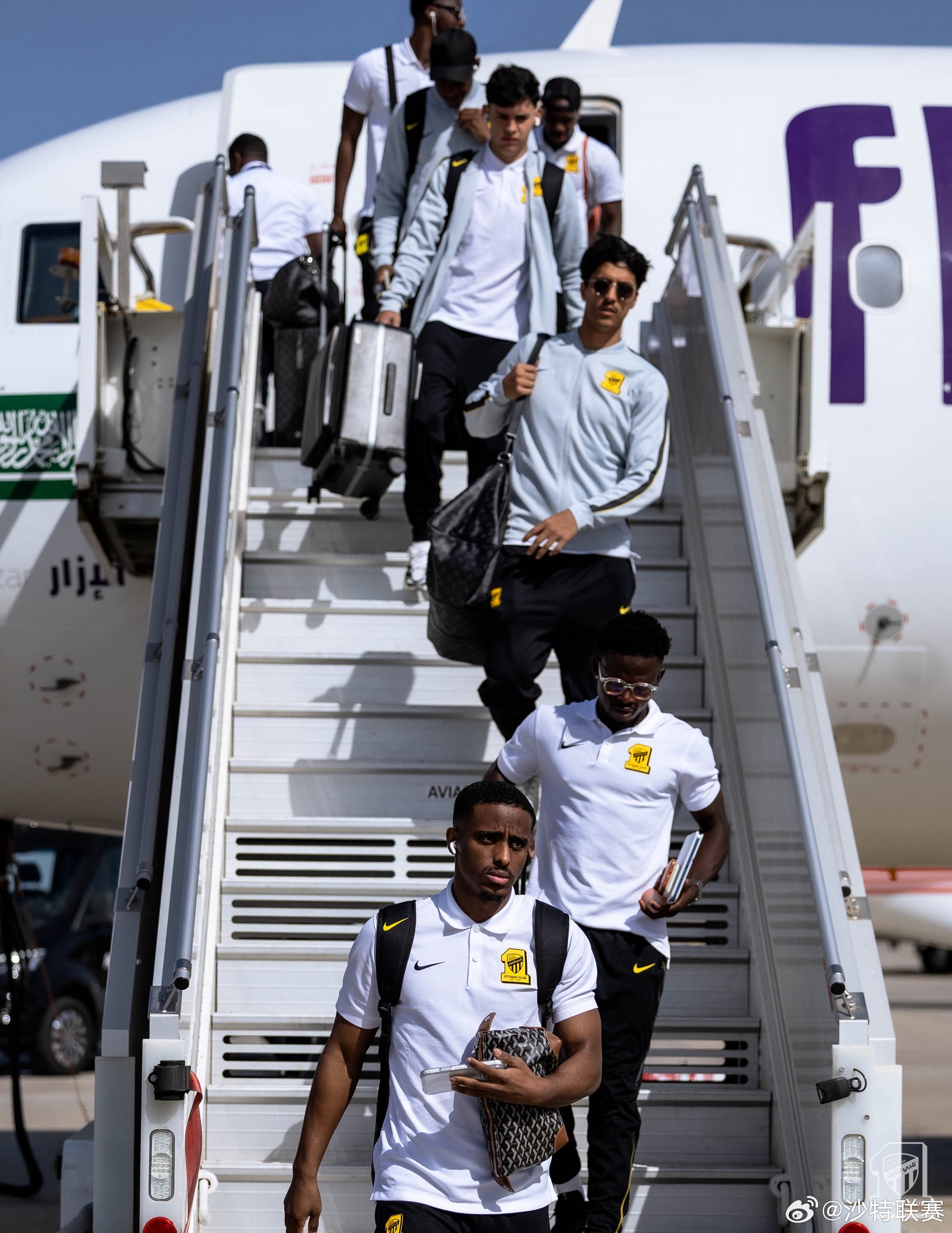 📸吉达联合抵达西班牙马贝拉，开启季前训练营 🛬沙特联赛