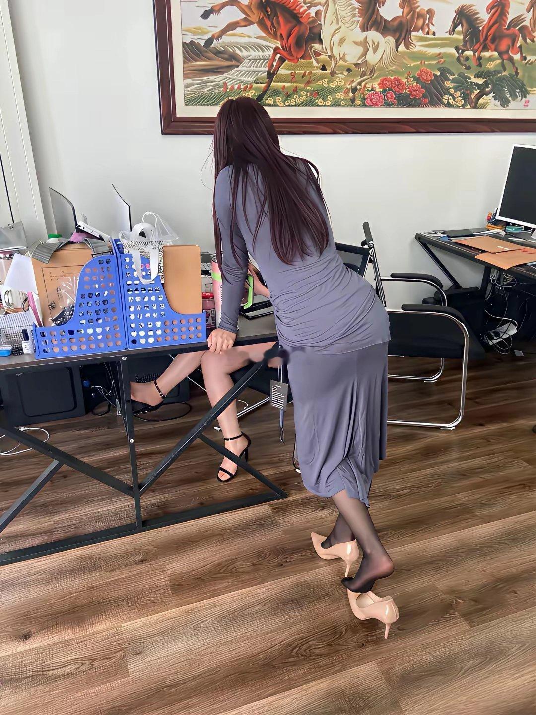 办公室新来的女同事 ​​​