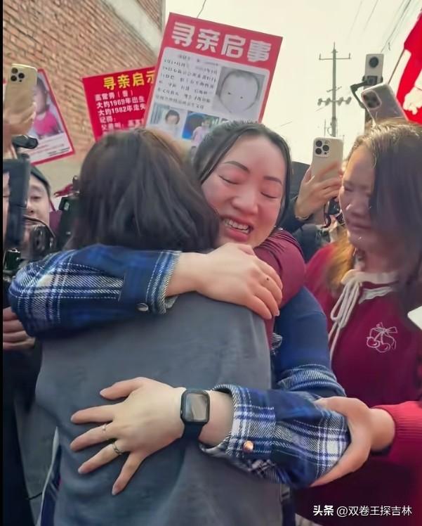 这一拥抱，断了28年的情，续上了。
爷爷把孩子抱走丢弃，女孩被荷兰夫妇领养养育2