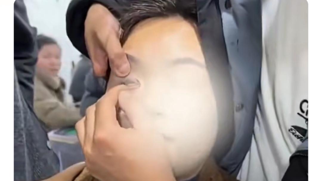 近日，一女子打麻将带透视隐形眼镜出老千被抓，同桌几人将女子抓住称已报警。女子：我