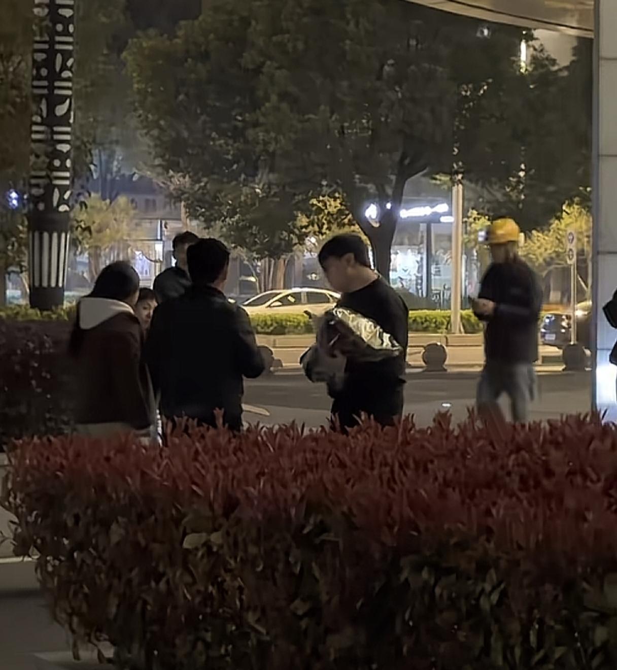 张雪峰的公司楼下，摆了很多人送的花，大家聚在这里，就是为了看看张老师工作的地方，