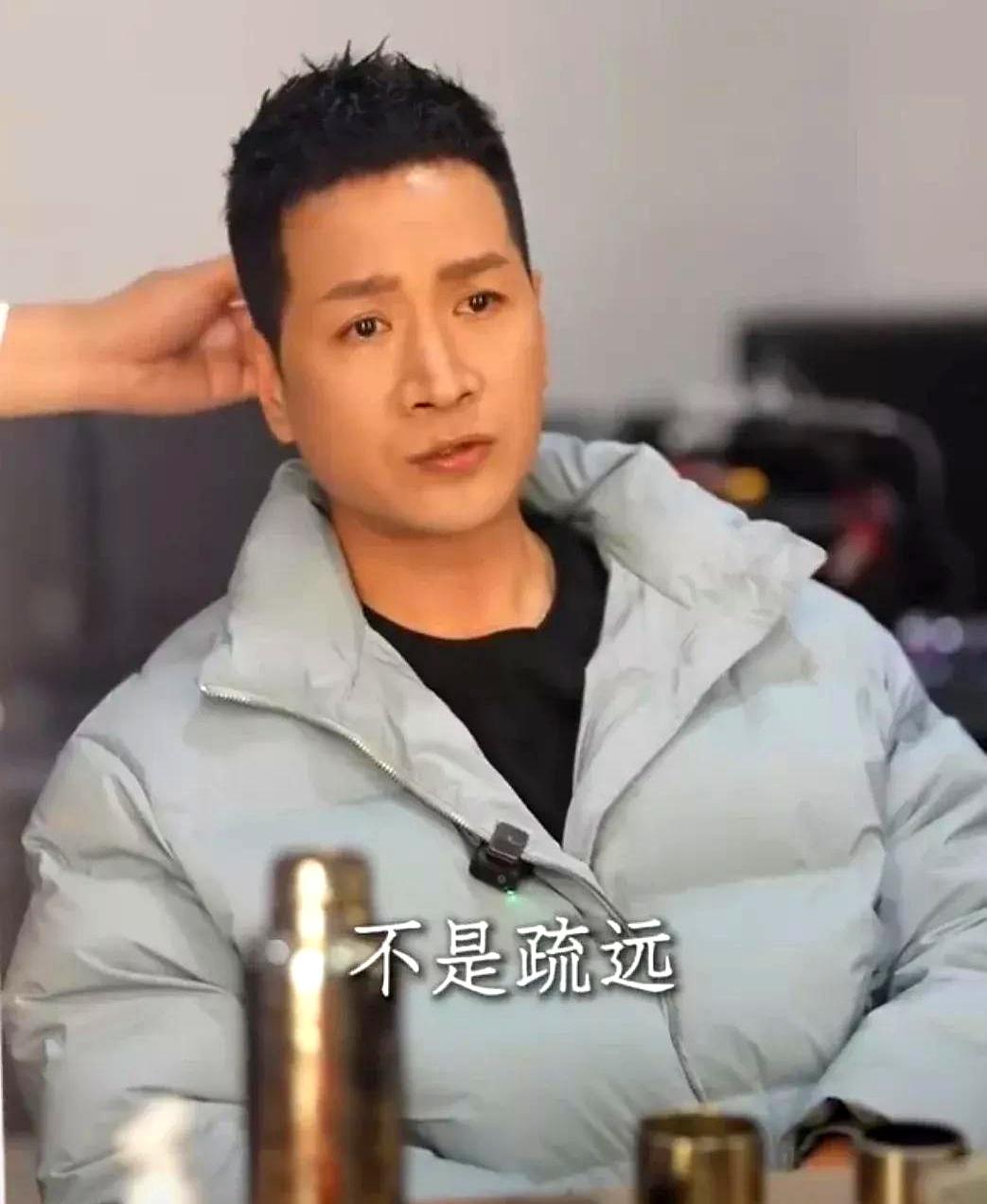 何晟铭又发视频了，说的话让人听了心里直打鼓。
他说“走着走着，没有合适的身份问候