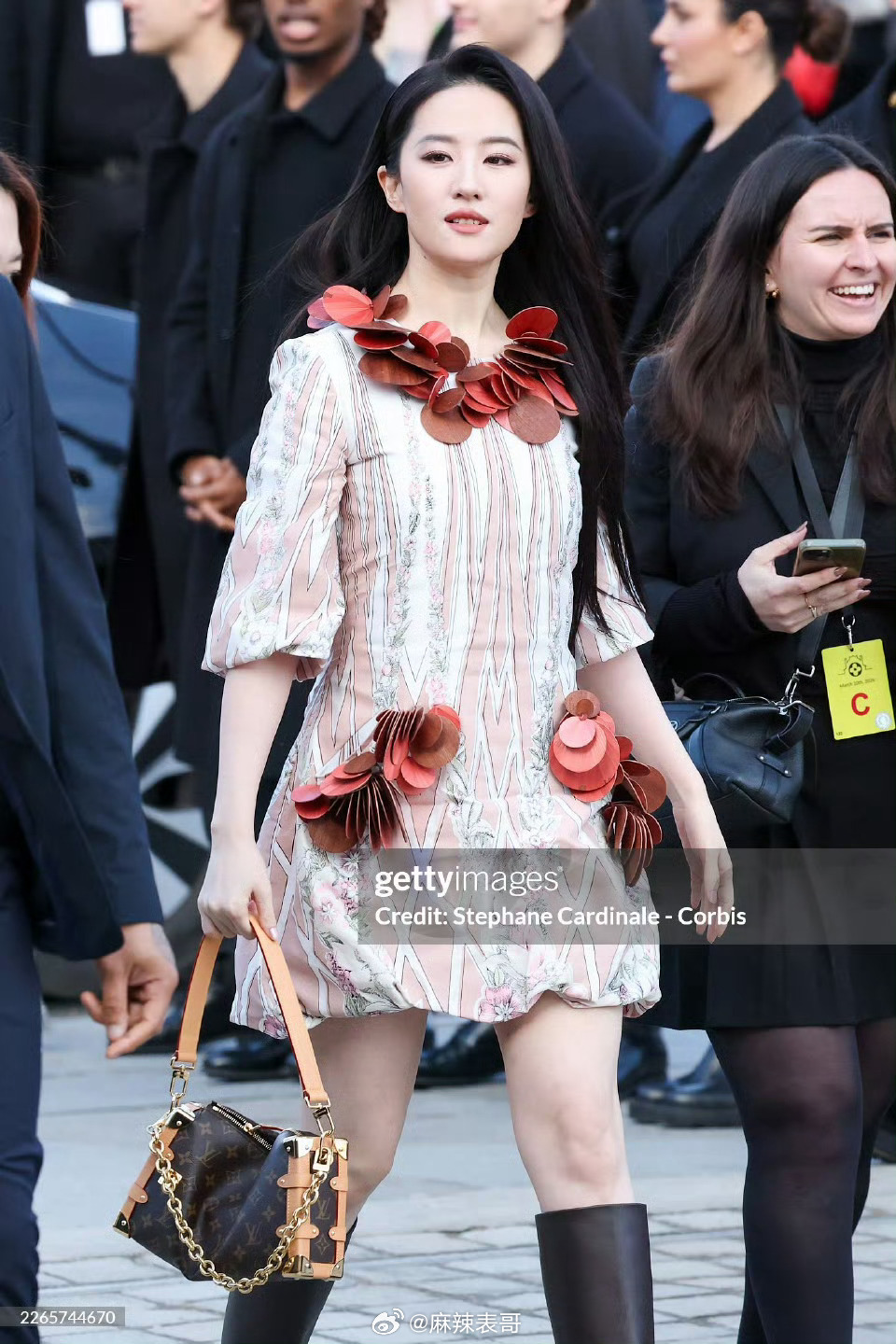 来看看巴黎时装周LV大秀上刘亦菲的G社生图吧 