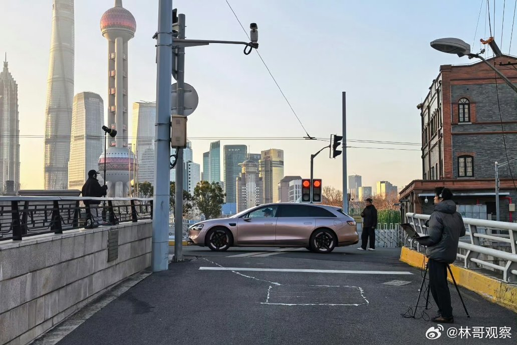 享界s9t粉色实车曝光上海街头这台粉色S9T真的杀疯了！谁说旅行车必须性冷淡？这