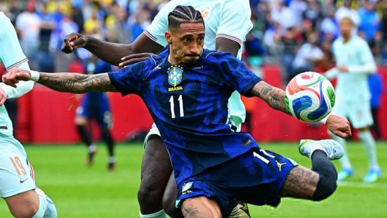 在对阵法国的热身赛中，拉菲尼亚右大腿感到不适后，中场休息时被换下。
拉菲尼亚将尽