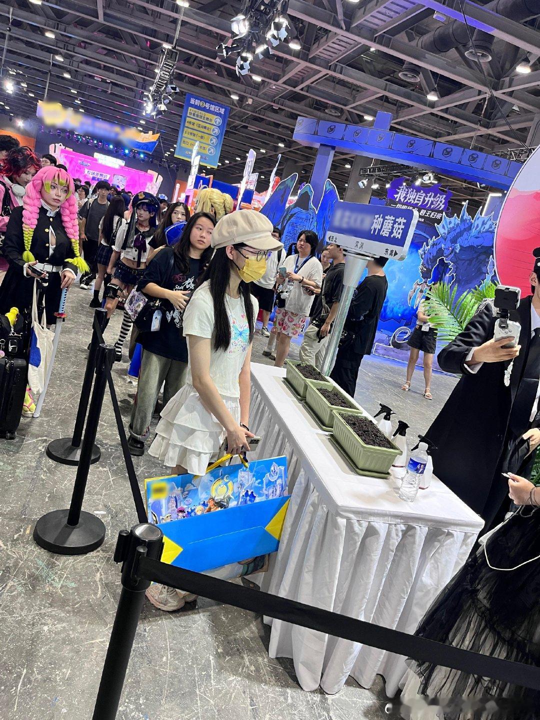 #去漫展都要种地的中国人#本人在漫展现场种蘑菇了，不知道这一次能不能长出来，但是