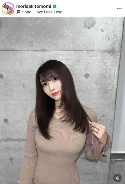 最性感写真偶像
写真作品以大胆性感风格为主
强调"魅惑的眼眸和腰肢"
精致美貌+