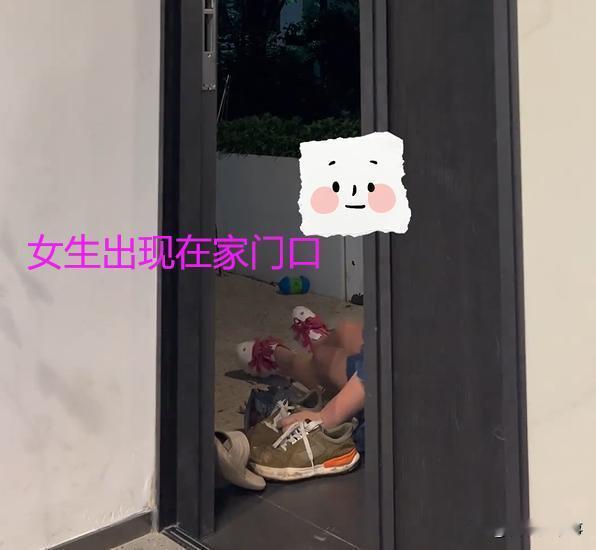 太离谱了！浙江，男子在自家院子里逗狗，一名女子路过，突然走进来提出要摸一摸，不料