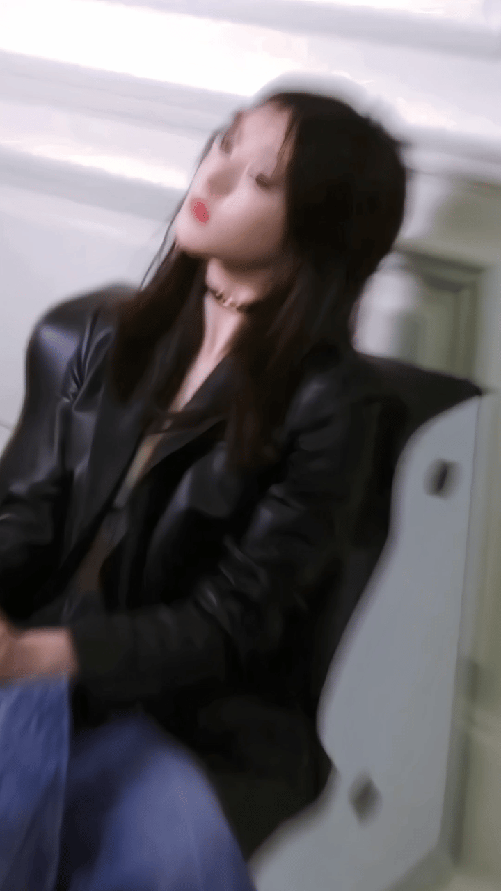 赵露思酷飒烟熏妆再加手拿玫瑰，酷酷奶奶的一只小野猫!!!姐可塑性好强啊，碰撞上烟