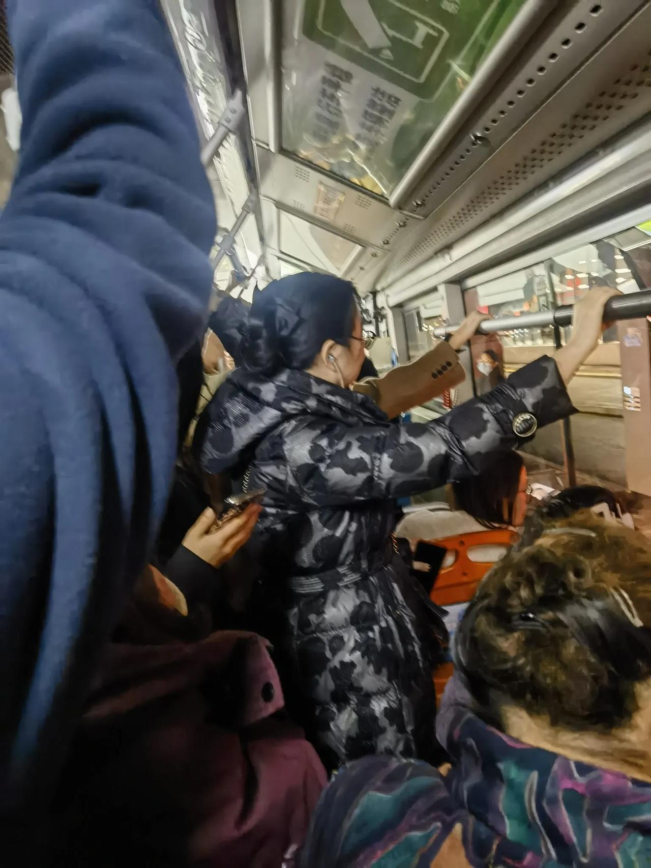 看看你拍的西安今天晚上大概18:00左右乘坐了西安公交289路，才感受到了真正的