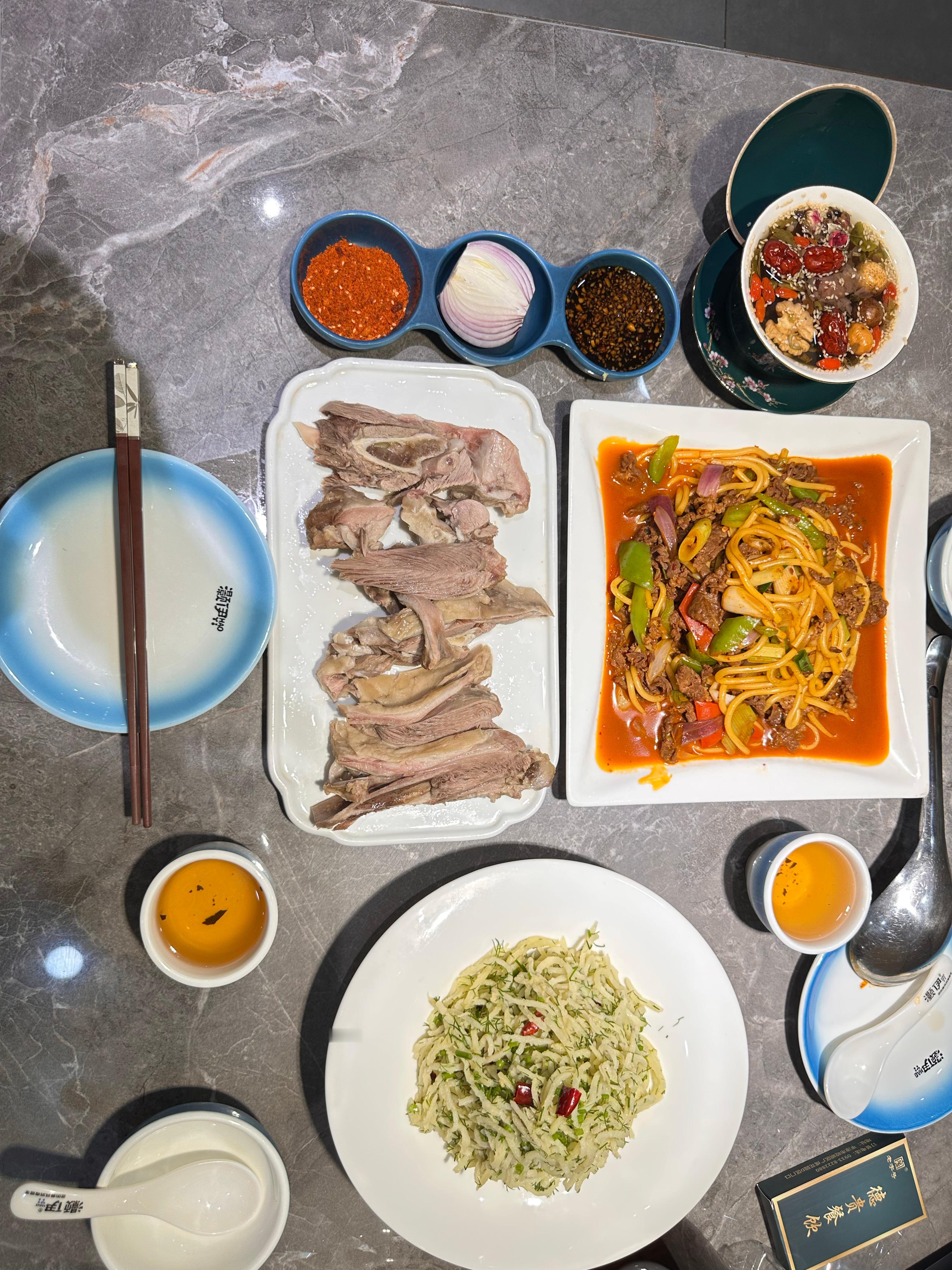 我闺蜜：旅行美食博主（只对我定向投毒）。辣图+定位+好好吃哦三连。我真服了，我也