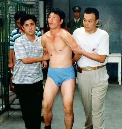 1997年，“悍匪”白宝山被抓捕后，一张非常“狼狈”的照片，镜头中的他穿了一件蓝