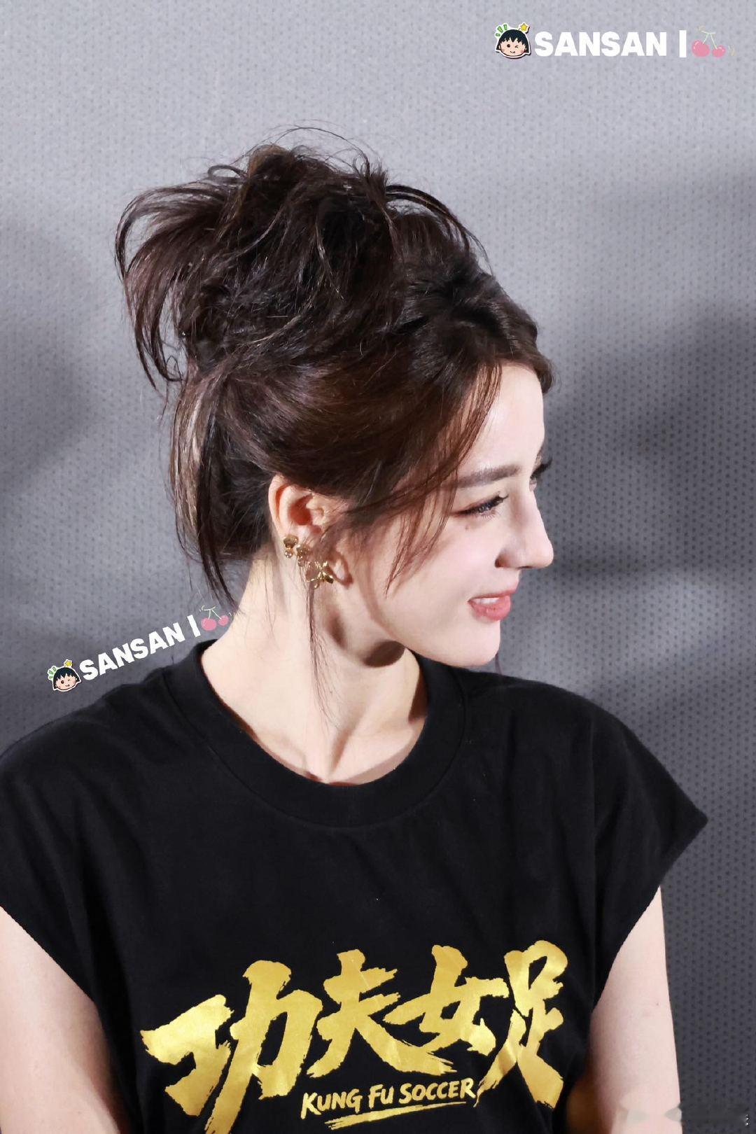 迪丽热巴说周星驰是偶像的存在 一代人的青春回忆，一位公认的喜剧大师。热巴圆梦合作
