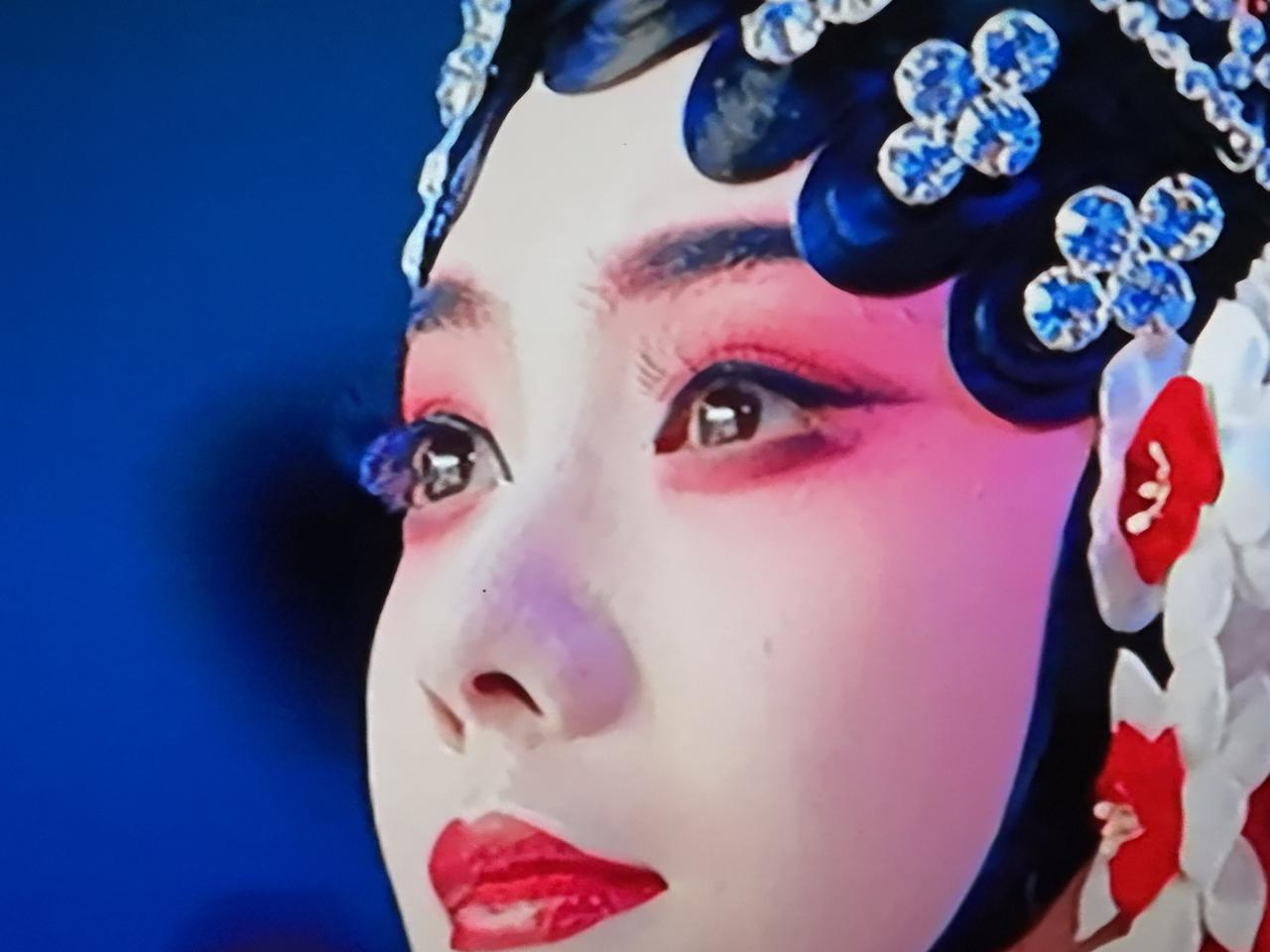 央视热播大剧《主角》中的主角易青娥在舞台上能把杨排风的倔强演得活灵活现，其实是因