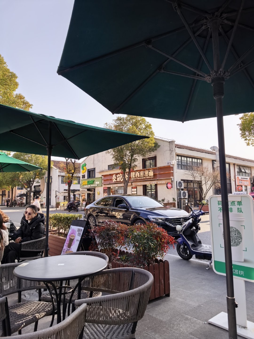 本来准备回安亭了要飞书开会，星巴克喝个咖啡坐一会，今天太阳太好了，等会直接下班 