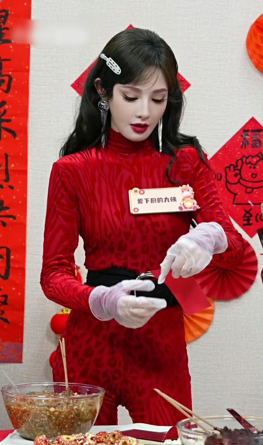 彭小苒穿红色眼前一亮又一亮 彭小苒的红色穿搭太戳人！红色豹纹连体衣火辣又好看，直