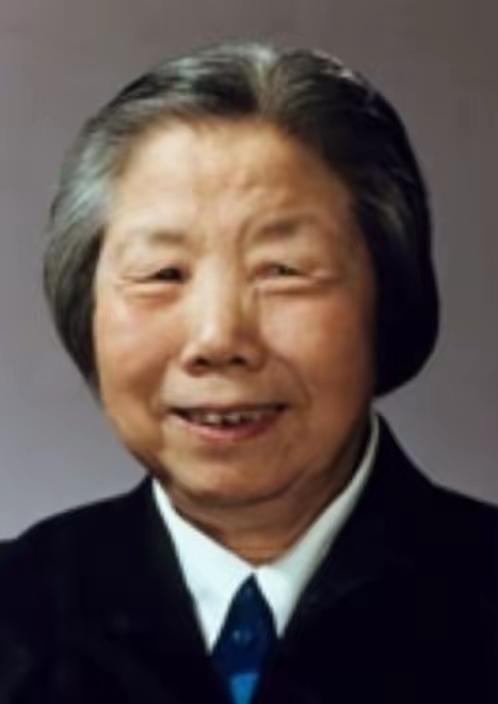 [微风]1976年，华国锋郑重宣布：“根据伟大领袖毛主席的生前安排，增选邓颖超同