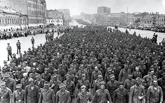 1944年，57000名德国战俘在莫斯科街头进行游街。

这场公开展示在当时引起