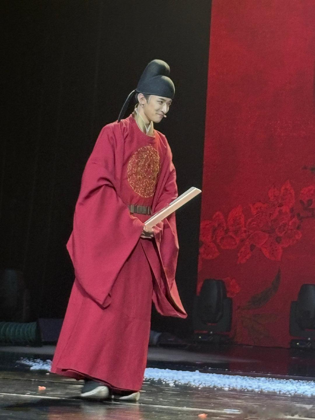 盛世天下官方盛世天下主创集体古装戏服出场盛世天下主创穿越到现代了 盛世天下主创见