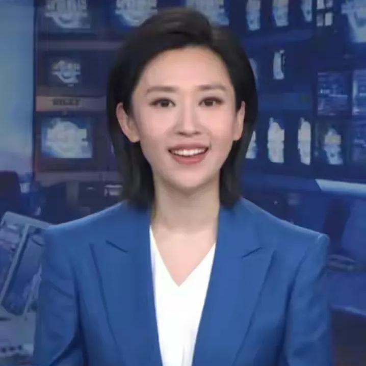 所有央视女播音员以前李修平最美，她优雅端庄，美丽大方。

直到王音棋的出现，惊艳