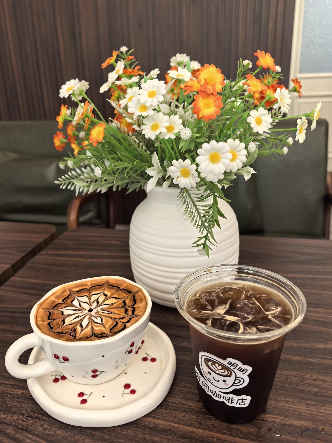 西枝江边新开的咖啡☕小店，空间不大，但让人很🈶归属感。店名也有意境，汐岸，挺符