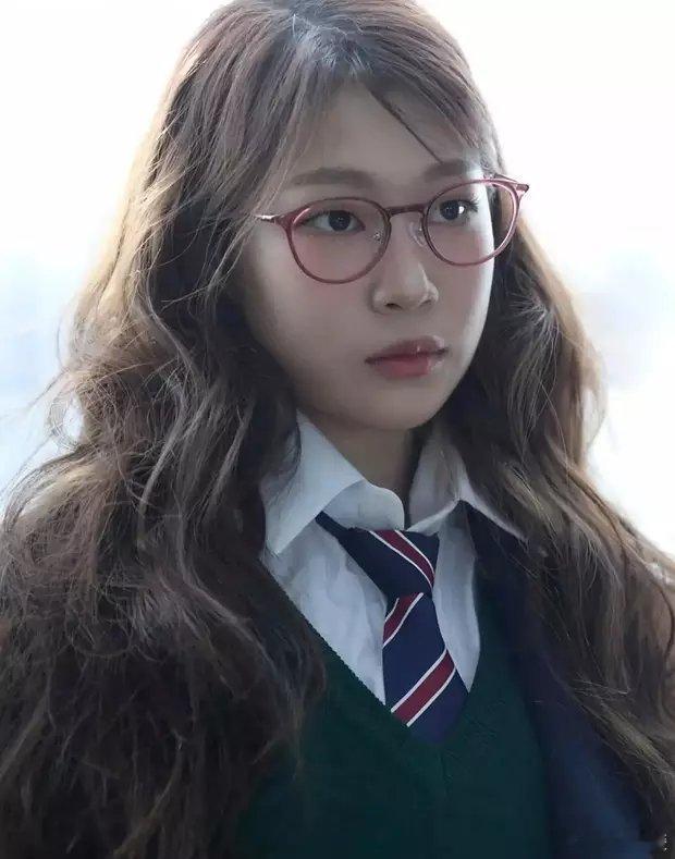 小沈阳女儿沈佳润穿学院风套装化身韩国女高，大波浪造型明媚灵动，高级厌世脸辨识度超