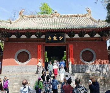 还记得前些年提起少林寺，
不少人心里最先冒出的词，就是商业化过重。
 
高价香、