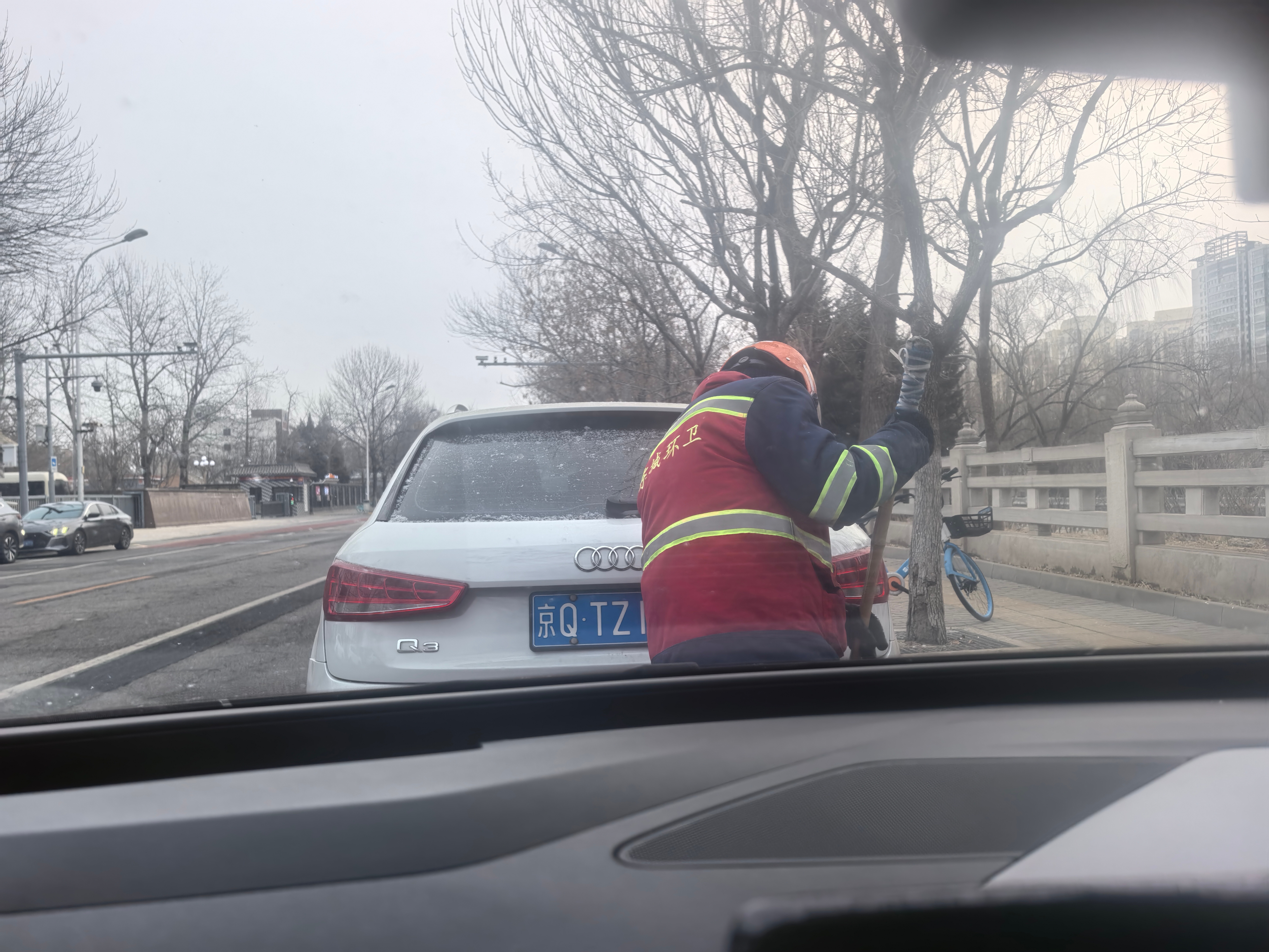 早起发现下雪了，今年北京的大雪迟迟不肯到来，温度还零度以上，彻彻底底的暖冬！ 北