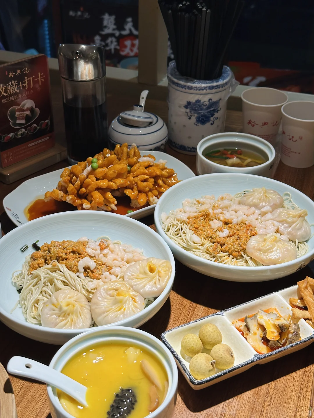 虾仁和佛跳墙淋上去的瞬间小脑萎缩了。