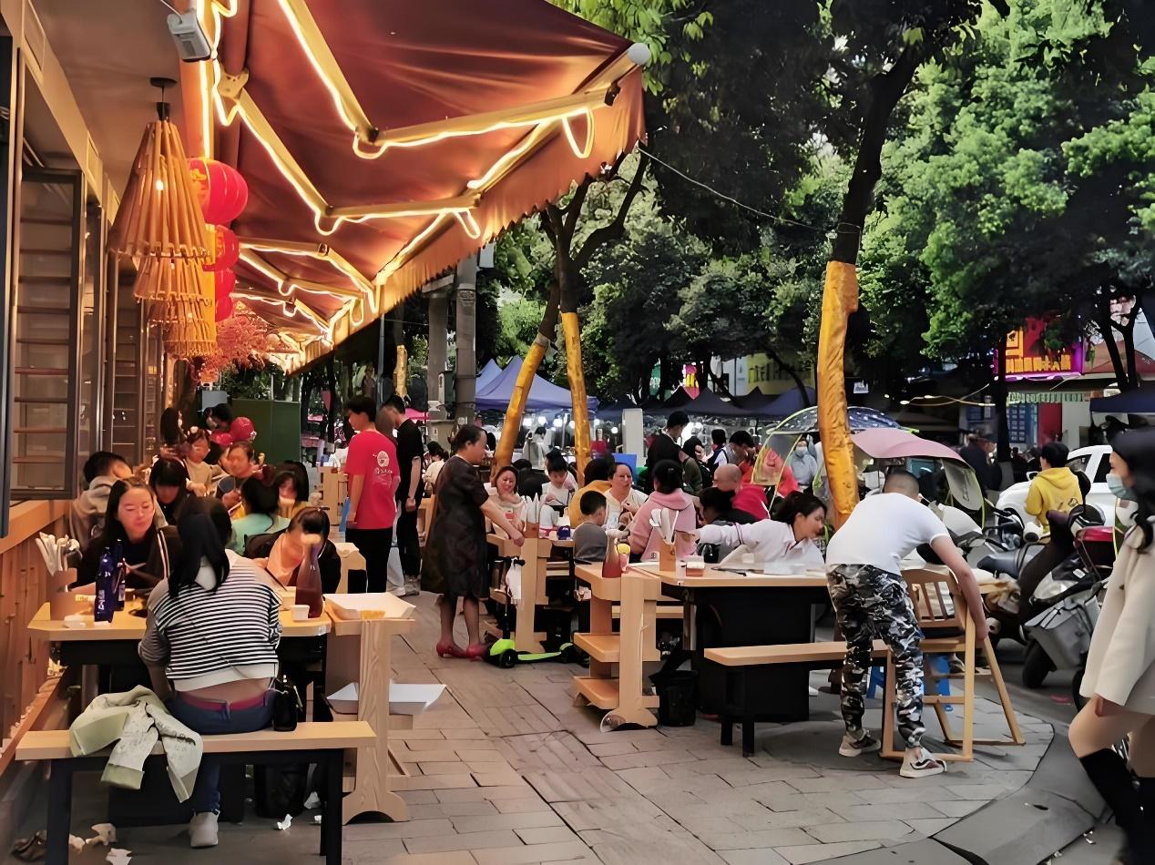 在中美博弈长期进行的背景下，美国频繁宣扬“中国危胁论”，导致许多美国人对中国产生