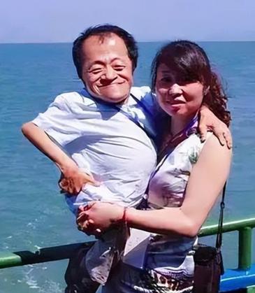 [微风]2001年，四川美女工程师，不顾家人反对，放弃铁饭碗工作，硬要嫁给身高只