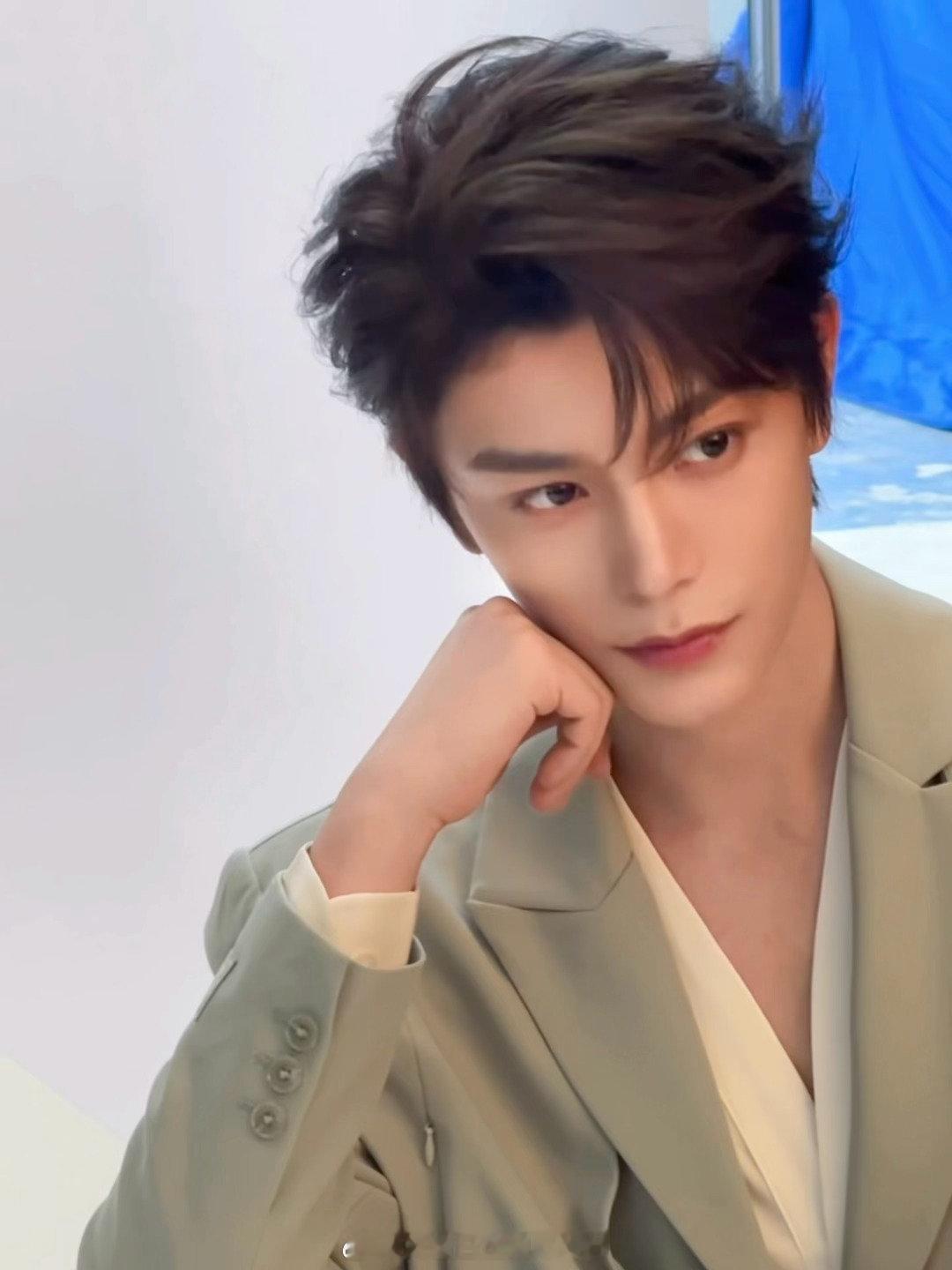 网友爆料李兰迪没公司递本子了，她属于被寒到的那一批。《月都花落》开不了，李兰迪就