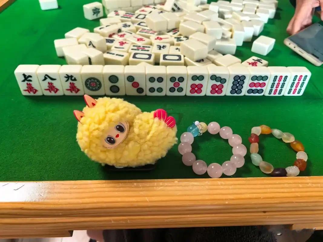 为什么新手打麻将，反而把把赢？
好多人都纳闷，为啥刚学麻将的新手，反而总赢钱？其